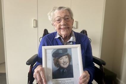 Betsy_.jpg Betsy_.jpg