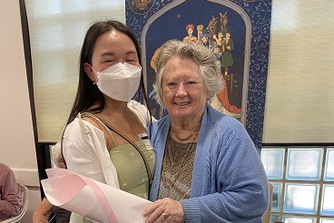 Vassinee and Rose meeting for the first time