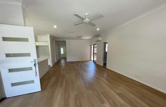 Moreton Shores Unit 23 Lounge.jpg